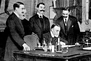 La Historia Trascendida - Geoffray y García Prieto, ministro de Estado de España, firman los acuerdos por los que se instaura el Protectorado español en Marruecos