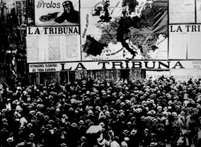La Historia Trascendida - la multitud contempla un gran mapa de Europa de setenta metros cuadrados que muestra el esquema de las operaciones de la guerra, instalado en un edificio de Madrid (1914)