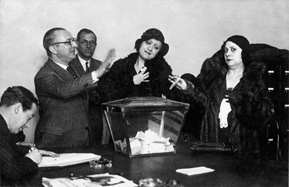 La Historia Trascendida - La primera vez que se reconoció en España el derecho de sufragio a las mujeres