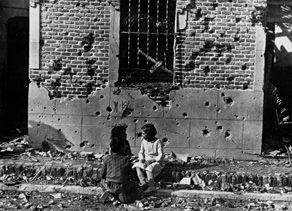 La Historia Trascendida - La guerra incivil en España: un grupo de niños delante de una casa en ruinas