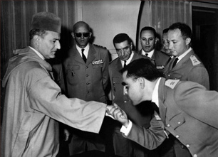 La Historia Trascendida - Mohammed V junto a oficiales marroquíes. El oficial que le besa la mano es el coronel Abedessalam Bouziane.