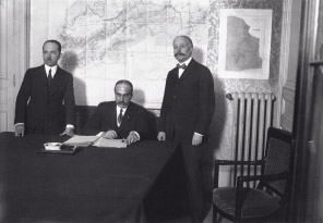 La Historia Trascendida - Firma del Tratado de Tánger, se retrata en la fotografía a Aguirre de Cárcer (izquierda) y a Beaumarchais. Agence Meurisse, 1923