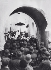 La Historia Trascendida - Le jalifa de Tètouan sortant de la mosquèe dans la rue avec des soldats espagnols au premier plan.